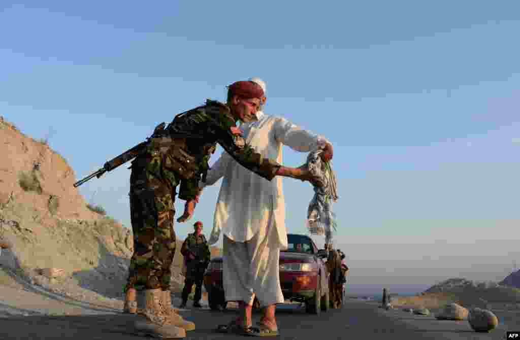 Во время Рамадана во многих странах принято устраивать для соседей и друзей-мусульман торжественные ифтары &ndash; ритуалы вечернего разговления На фото - солдат афганской народной армии обыскивает мужчину в преддверии праздника Ураз-Байрам