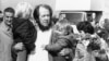 Высланный из СССР писатель Александр Солженицын встречает жену и сыновей в Цюрихе