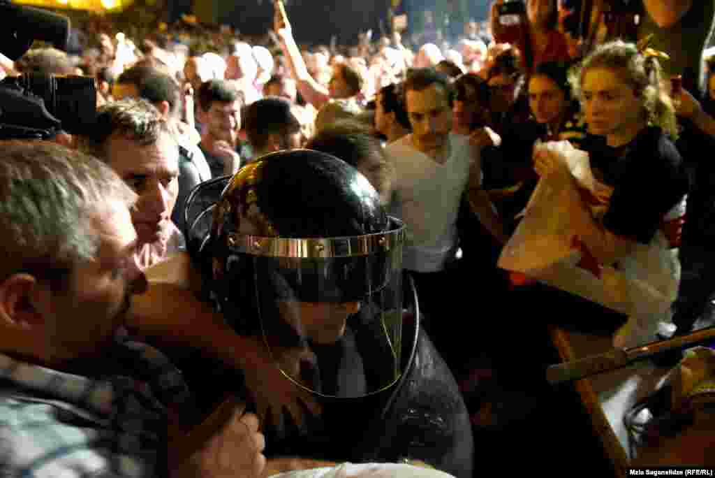 В&nbsp;поддержку протестующих выступил Михаил Саакашвили, который призвал&nbsp;полицию &quot;перейти на&nbsp;сторону народа&quot;