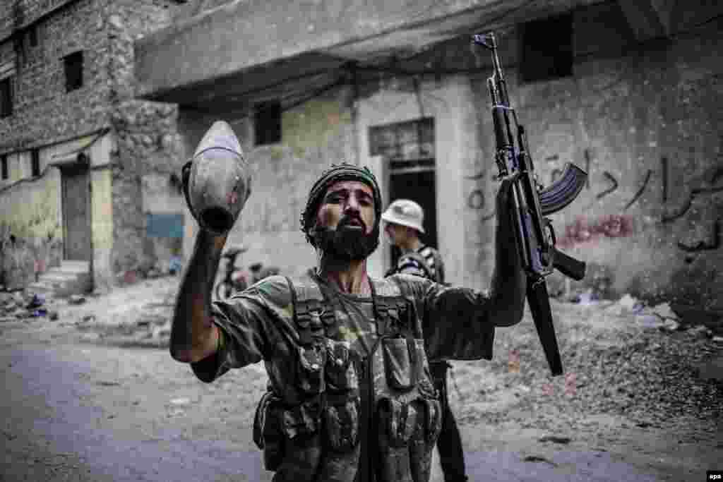 По данным The New York Times, на вырученные деньги иорданские военные якобы покупали внедорожники, смартфоны и предметы роскоши. Полиция считает вероятным, что перепроданное оружие использовали при нападении на тренировочный лагерь полиции в Аммане: там погибли двое американских инструкторов На фото &ndash; боец Свободной сирийской армии с артиллерийским снарядом и оружием в руках в городе Алеппо. Октябрь 2012