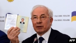 Николай Азаров демонстрирует украинский паспорт