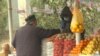 "Денег теперь не хватит, чтобы есть досыта". Сомони за неделю потерял 10%, на столько же в Таджикистане выросли цены