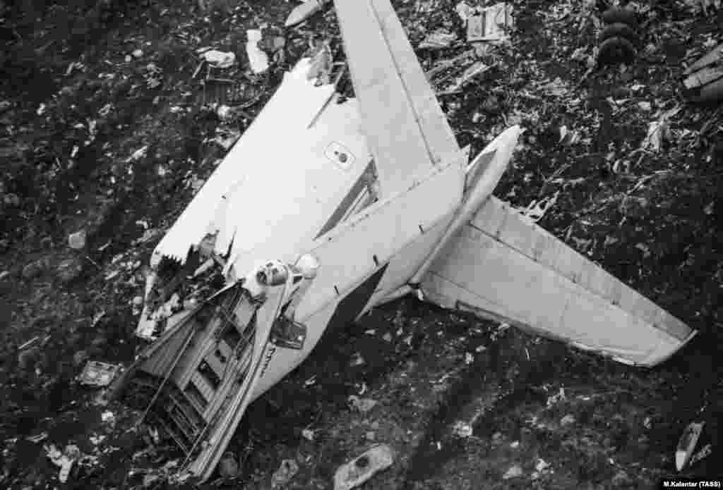 12 декабря при подлете к аэропорту Гюмри разбился советский военный самолет. Погибли 78 человек. Вскоре после этого недалеко от Еревана разбился югославский борт гуманитарной миссии. Погибли 7 человек&nbsp;