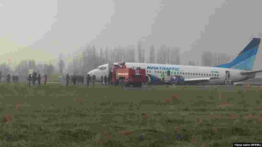 В пресс-службе МЧС сообщили, что самолет получил повреждения шасси, а также сломано левое крыло
