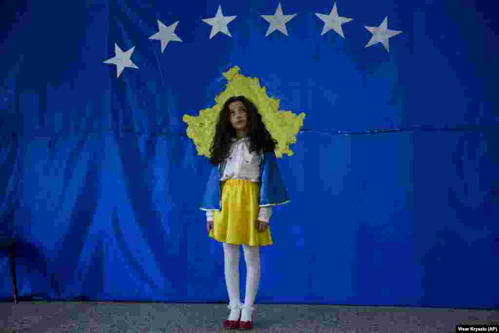 Школьница Паваресия Сопи &ndash; на фоне флага Косово во время празднования Дня независимости в деревне Сллови
