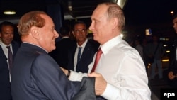Сильвио Берлускони встречает Владимира Путина в аэропорту Рима 10 июня 2015 года