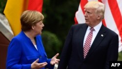 Канцлер Германии Ангела Меркель и президент США Дональд Трамп на саммите "большой семерки" в Таормине
