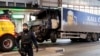 Полиция Швеции рассказала о бомбе в грузовике, который протаранил людей в центре Стокгольма