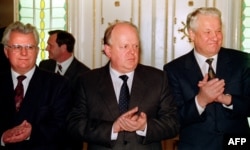 Президент Украины Леонид Кравчук, председатель Верховного Совета Беларуси Станислав Шушкевич и президент России Борис Ельцин после подписания Беловежского соглашения 8 декабря 1991 года