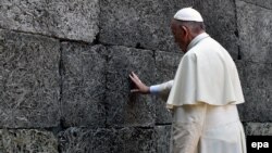 Папа Франциск совершил безмолвную молитву в бывшем концлагере Освенцим 29 июоя 2016 года 