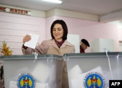 Майя Санду голосует на президентских выборах в Молдове. 2016 год