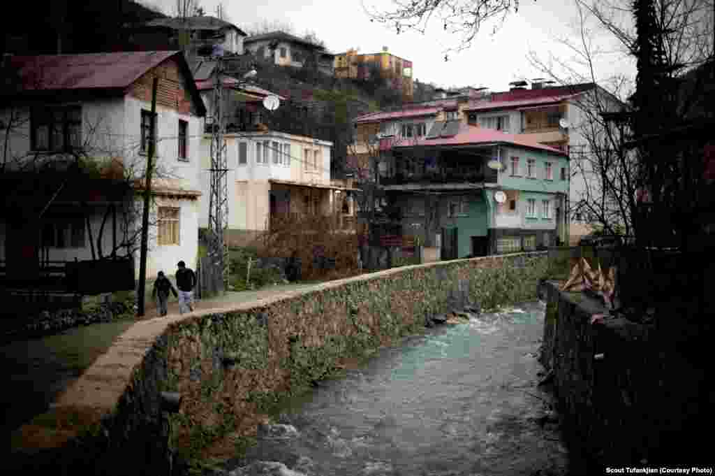 Река Гоксун в селе Саимбейли в южной части Турции. В селе, ранее известном как Хаджин, до 1915 года проживало 26 480 армян. Сейчас в нем живут менее 4000 человек, подавляющее большинство - турки. &nbsp;