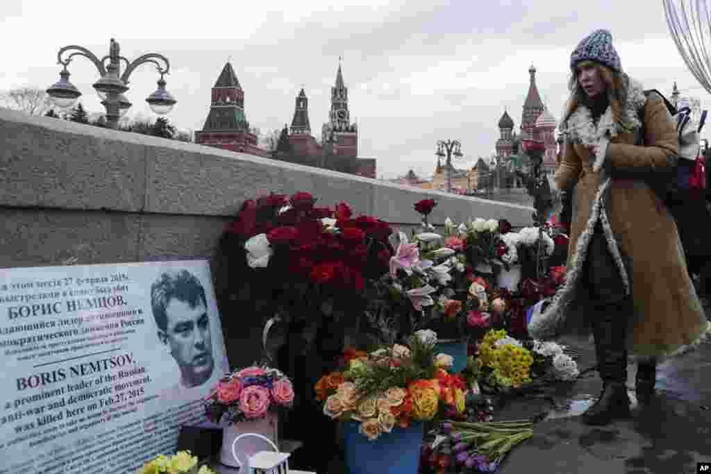 Цветы на Москворецком мосту, где был убит Борис Немцов