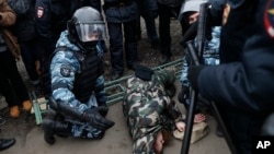 Пострадавшая в ходе столкновений с полицией девушка на "Русском марше" в Москве
