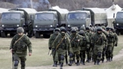 Неизвестные люди в военной форме ("вежливые люди") захватывают украинскую военную базу в Крыму в марте 2014 года