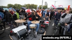 Перформанс барабанщиков на марше 27 сентября в Минске