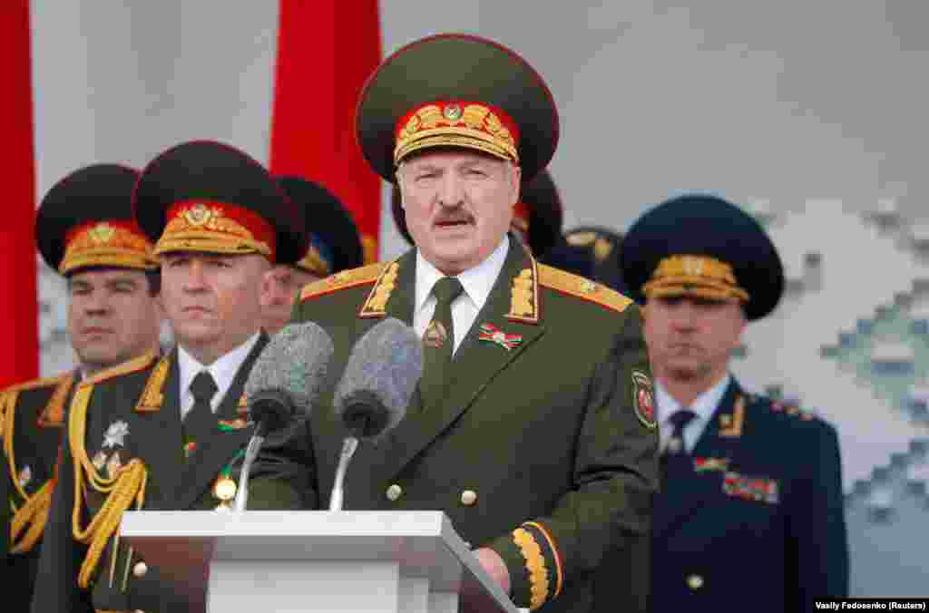 Парад принимал лично президент Александр Лукашенко, который ради этого облачился в военную форму