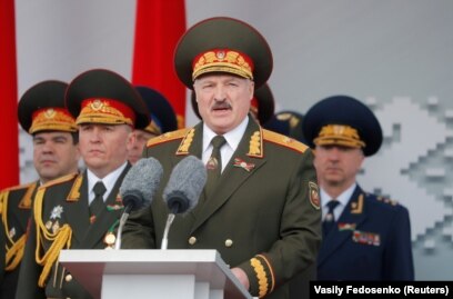 Парад принимал лично президент Александр Лукашенко, который ради этого облачился в военную форму