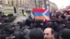 Армяне и азербайджанцы подрались на шествии "Бессмертного полка" в Москве из-за флага Нагорного Карабаха