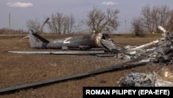 Разрушенный российский вертолет около села Малая Рогань, около Харькова, 31 марта 2022 