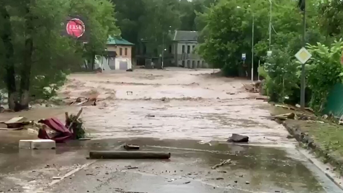 В Подмосковье прорвало дамбу, вода снесла несколько домов, полсотни человек  эвакуированы. ВИДЕО