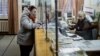"Почта России" урезала зарплаты почтальонам и сокращает ставки: работники массово жалуются властям