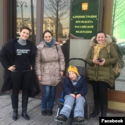 Светлана Штаркова передала петицию за повышение пособия опекунам людей с инвалидностью в администрацию президента в апреле 2018 года