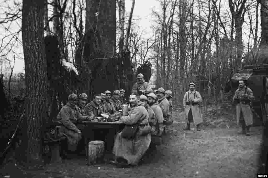 Солдаты французской армии обедают. Северный фронт Франции, дата снимка неизвестна.