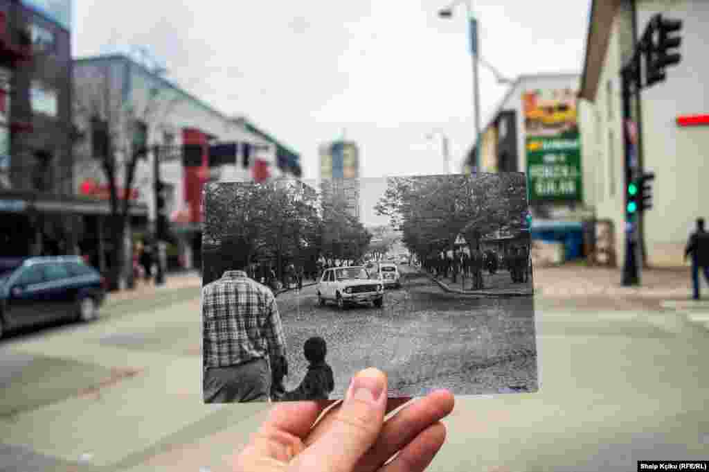 Шаип Кчику встал в этот день очень рано. Как он рассказывает, он хотел, чтобы улицы были точно пусты. На черно-белой фотографии, которую он держит в руках, &ndash; фото города Гнилане в 1970-е. Фото &ndash; Шаип Кчику