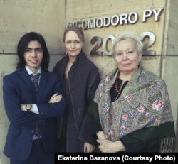 Анна Родионова, мать погибшей россиянки (в центре) и адвокат Лилиана Борисюк