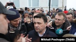 Губернатор Подмосковья Андрей Воробьев в окружении толпы в Волоколамске