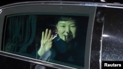 Пак Кын Хе машет из автомобиля после прибытия домой