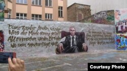 Граффити Путина в берлинском дворе (6 октября)