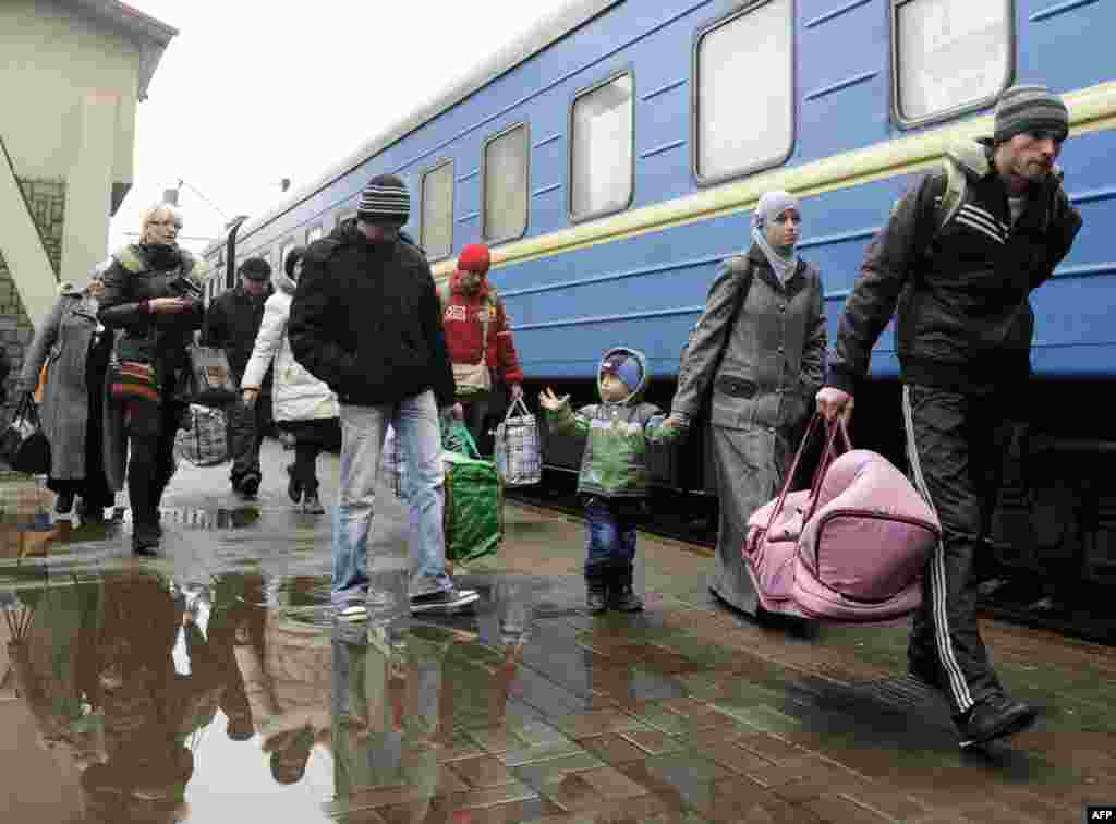 Семья крымских татар уезжает из оккупированного российскими войсками Крыма во Львов, 7 марта