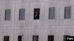 Человек в окне Парламента Ирана