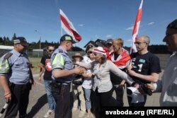 Стычка милиции и активистов у ресторана "Поедем Поедим", 9 июня 2018 года. Фото: svaboda.org
