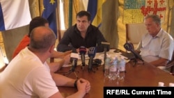 Михаил Саакашвили на совещании в палатке на одесской трассе