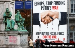 Билборд "Европа, прекрати финансирование войны Путина. Прекратите покупать ископаемое топливо, завершите войну" у Европейского парламента в Брюсселе, Бельгия, 27 сентября 2022 года