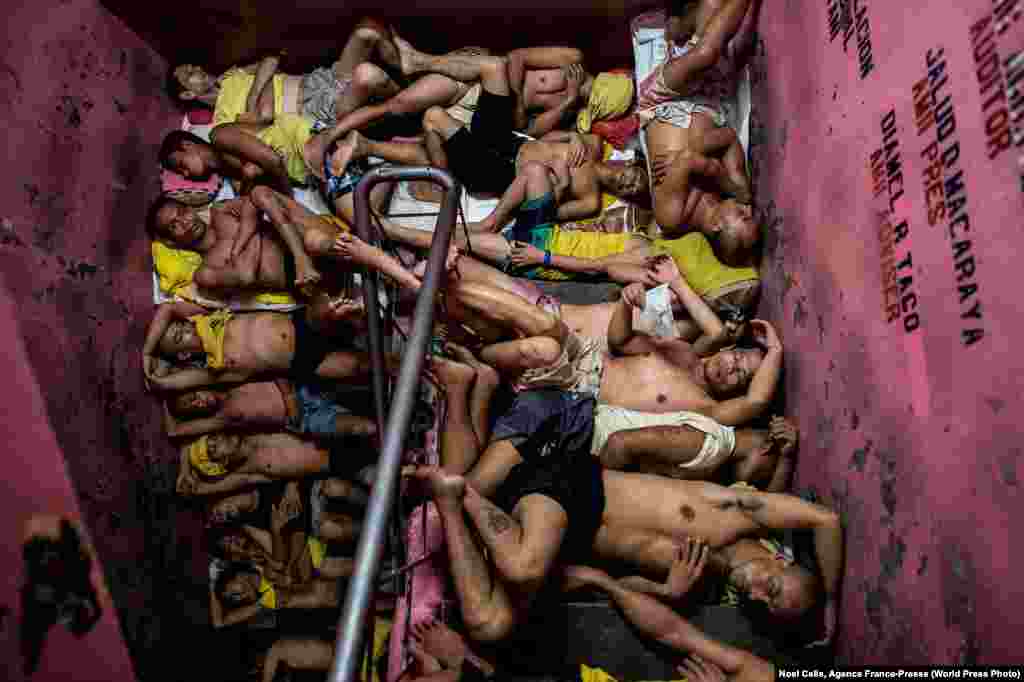 Третий приз в категории &quot;Новости&quot;: одна из переполненных тюрьм Филиппин, где президент устроил кровавую войну с наркотиками. Фото &ndash; Ноэль Селис