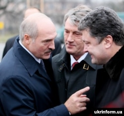 Слева направо: Александр Лукашенко, Виктор Ющенко и Петр Порошенко во время поездки по Ивано-Франковской области. 6 ноября 2009 года