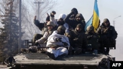 Украинские военные покидают Дебальцево, 18 февраля 2015