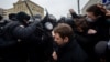 "Интерфакс": против трех участников протестов в Москве возбудили уголовные дела о применении насилия к полицейским