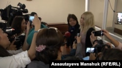 Наталья Слекишина и ее адвокат в зале суда
