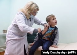 Вакцинация в школе в селе Лапаевка, Львовская область, Украина. Фото: AFP
