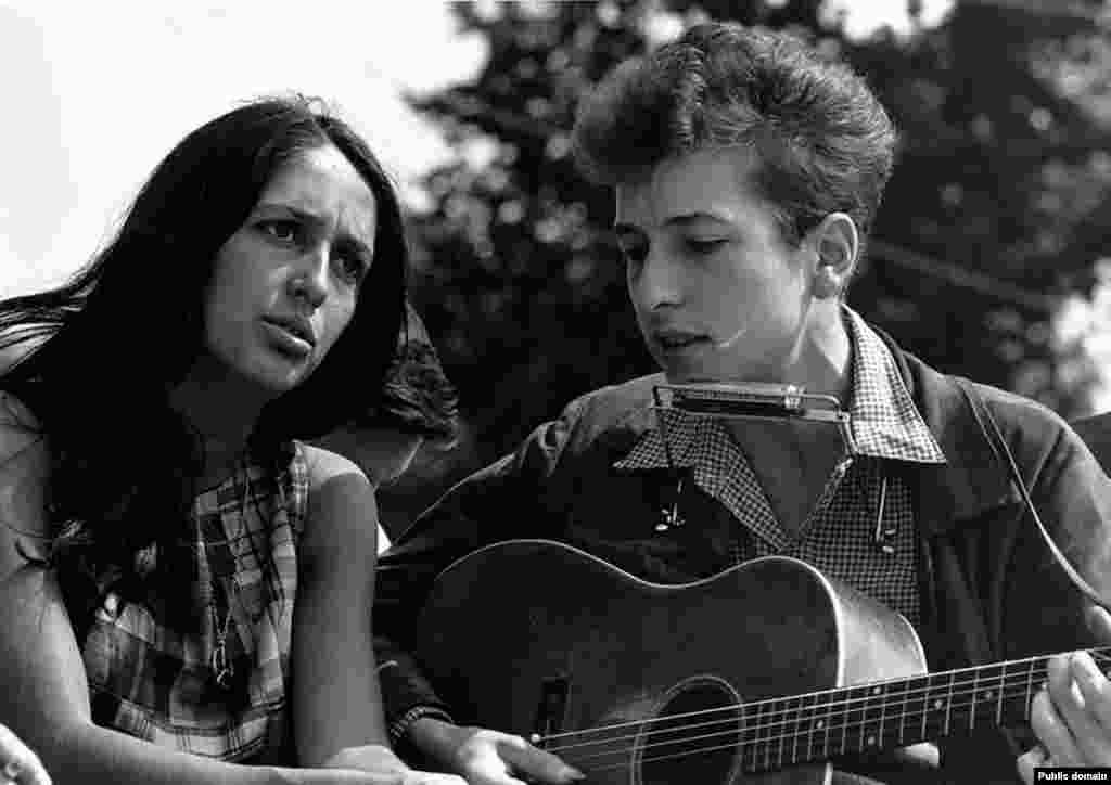 Дилан с певицей Джоан Баэз во время &quot;Марша на Вашингтон за работу и свободу&quot; в августе 1963 года.