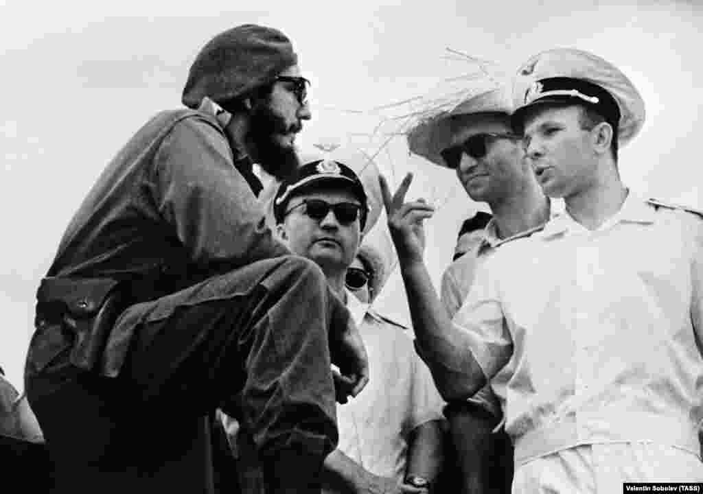 Гагарин с кубинским лидером Фиделем Кастро во время визита в Гавану, 23 июня 1961 года