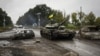 Украинский танк проезжает мимо бывшего российского блокпоста под Изюмом в Харьковской области