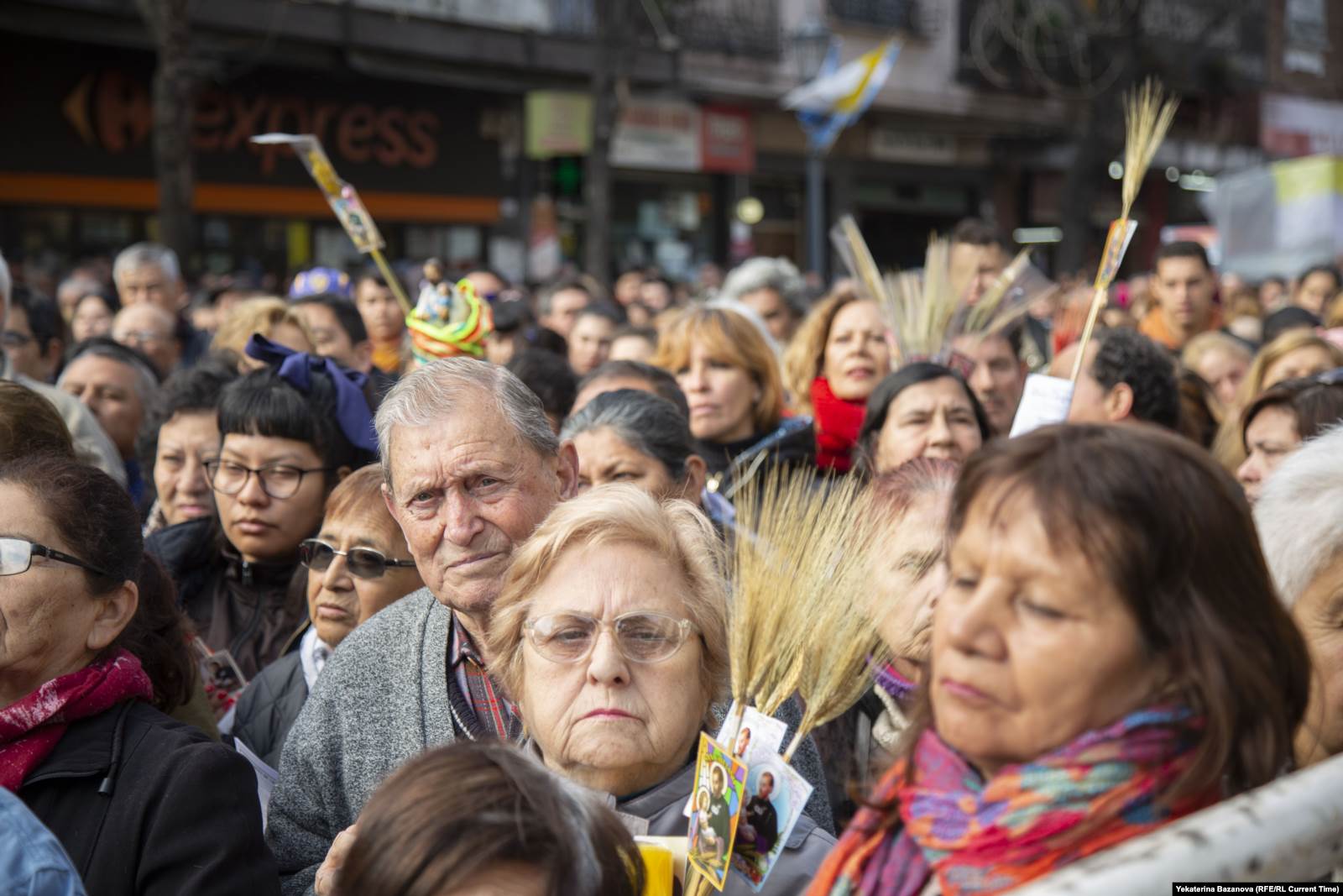 Буэнос-Айрес. Паломники около церкви Святого Каэтано. Фото: Франко Ловисоло