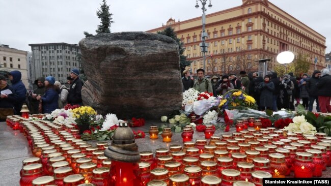 Акция "Возвращение имен" у Соловецкого камня в Москве в 2018 году. В 2020-м из-за пандемии она пройдет онлайн