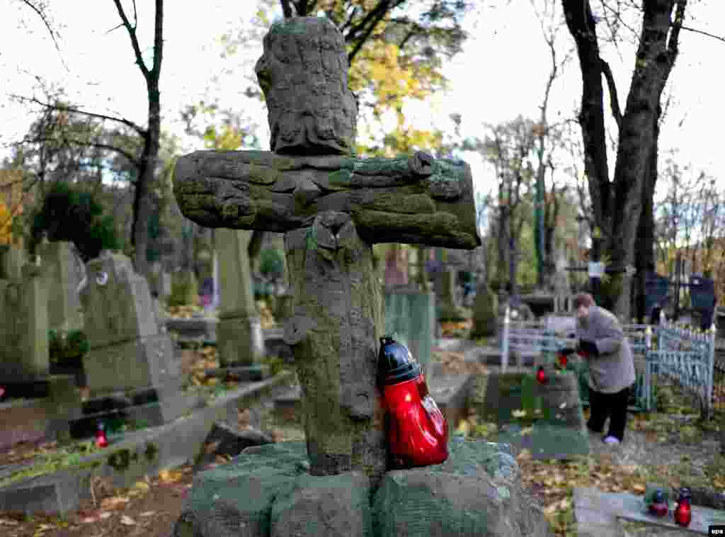 Жительница Львова на польском кладбище